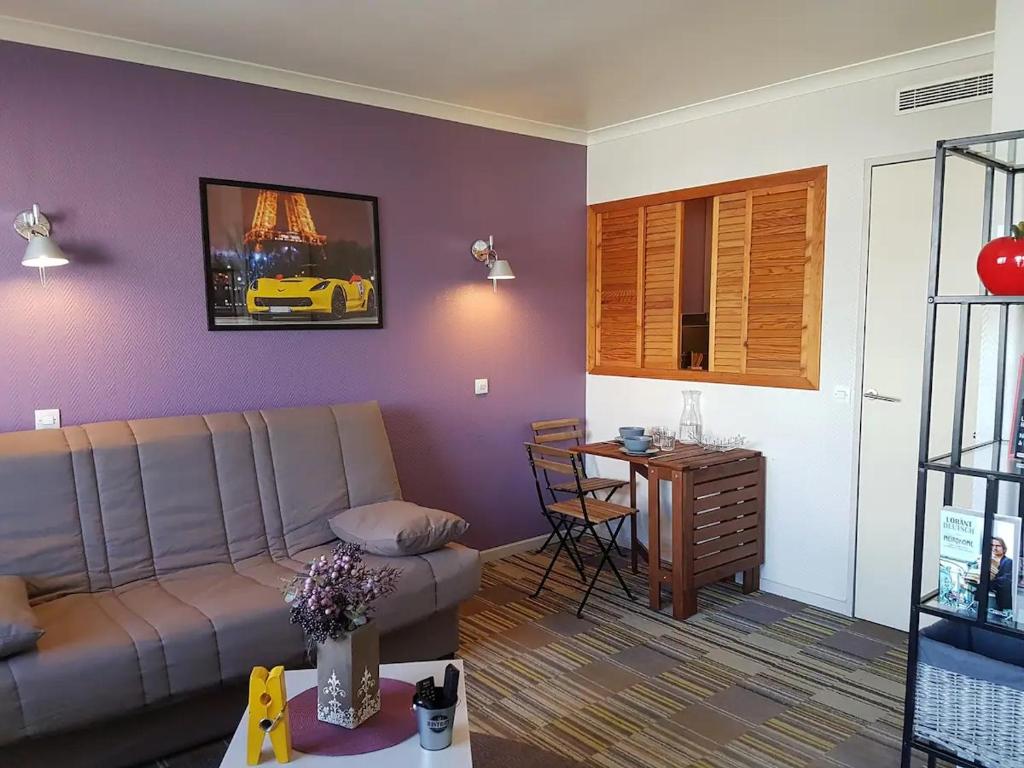 a living room with a couch and a table at Paris 15 Expo Versailles Park Free in Issy-les-Moulineaux