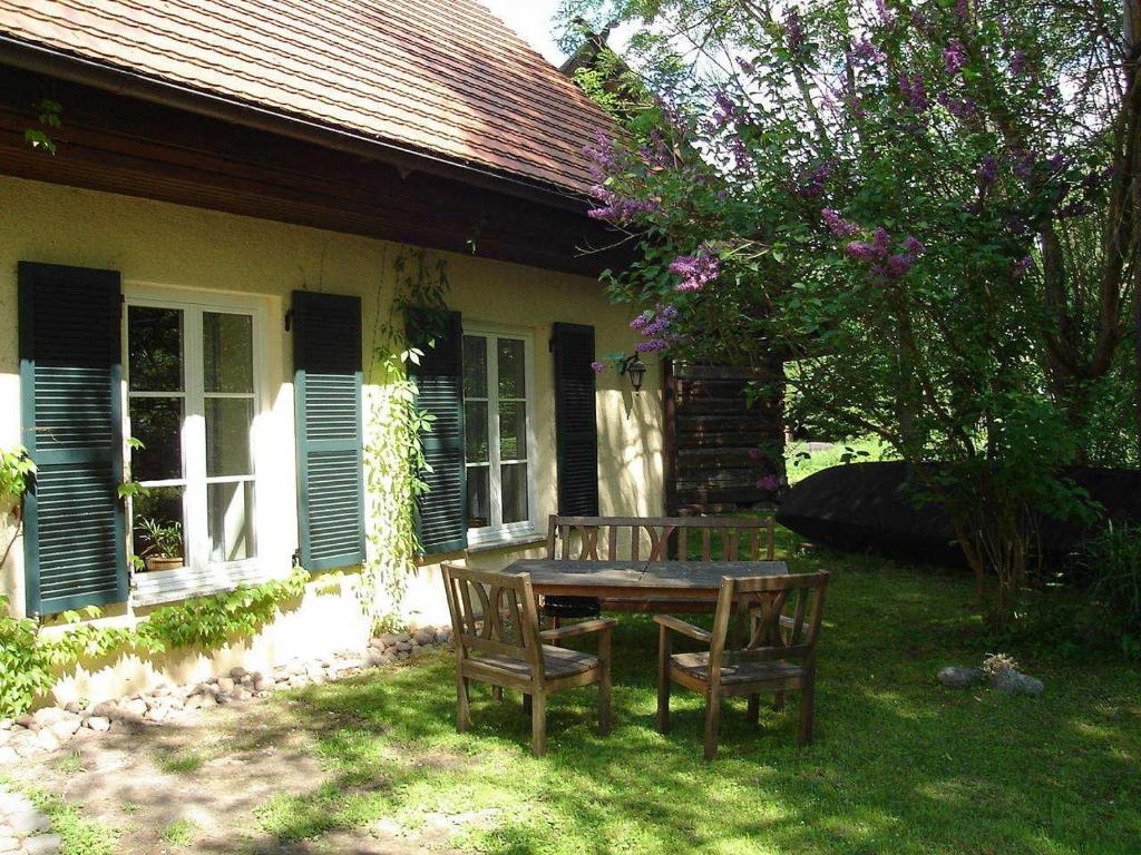 a table and chairs in front of a house at Fewo Fischotter in Lehde