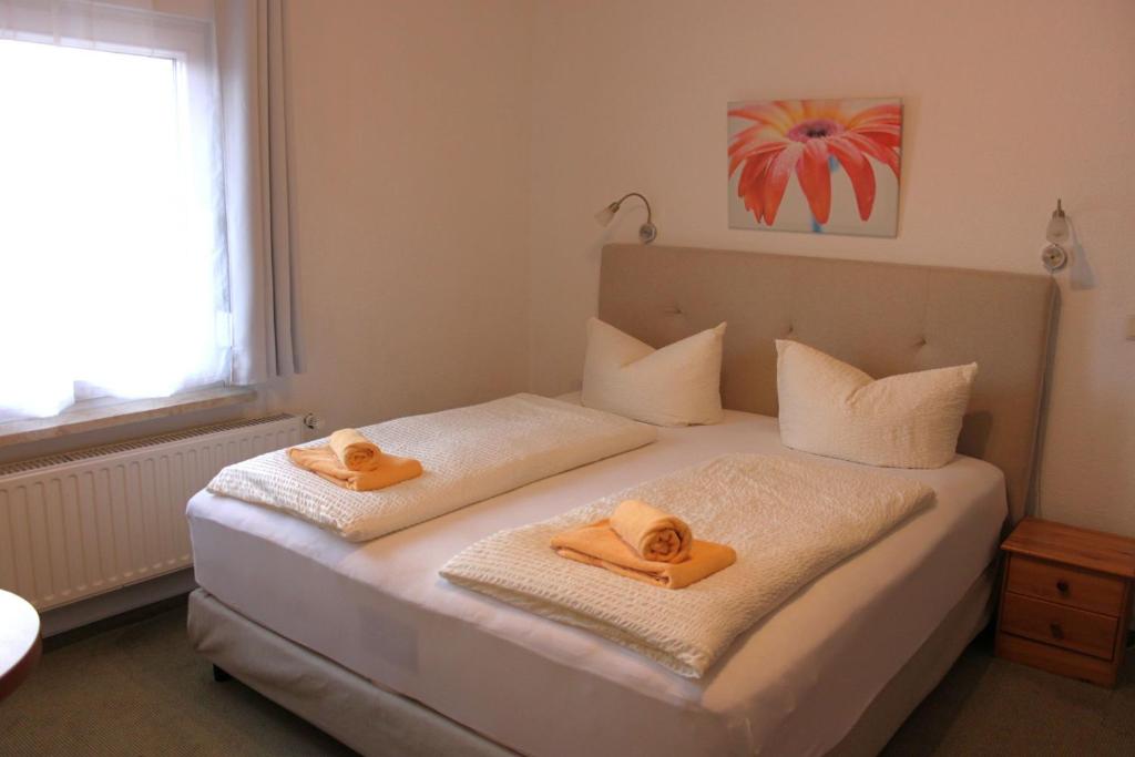 a bedroom with a bed with two towels on it at Pension An der Kamske, FZ 5 Familien in Lübbenau