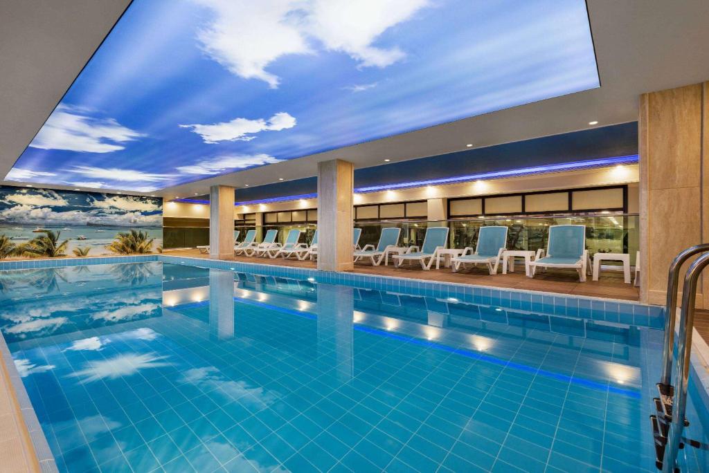 una gran piscina con un techo que tiene un cielo en Ramada Plaza by Wyndham Silivri en Silivri