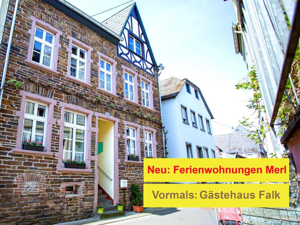 eine Gruppe von Gebäuden in einer Stadtstraße in der Unterkunft Ferienwohnungen Merl in Zell an der Mosel