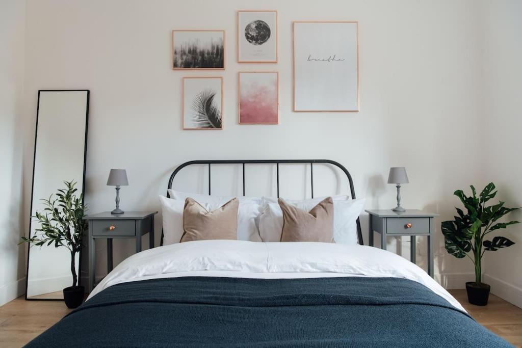1 dormitorio con 1 cama grande y 2 mesitas de noche en Stylish 2 Bedroom Flat in Ilford, London, en Ilford
