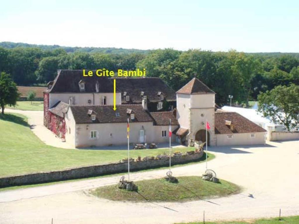 a large building with a sign that reads le cite bank at Bambi in Asquins