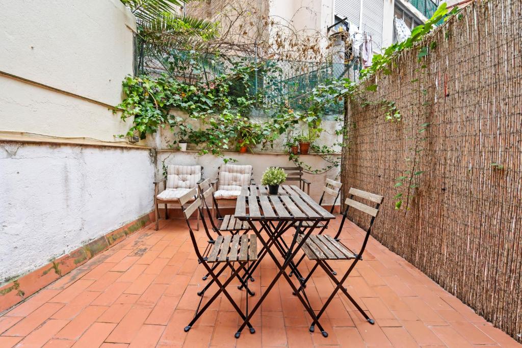 Patio alebo iná vonkajšia časť ubytovania Flateli Poble Sec