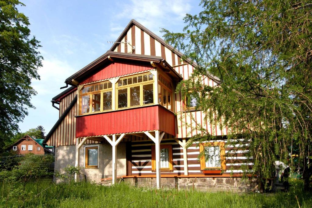 ein Haus mit rotem Dach in der Unterkunft Domicil Alma in Szklarska Poręba
