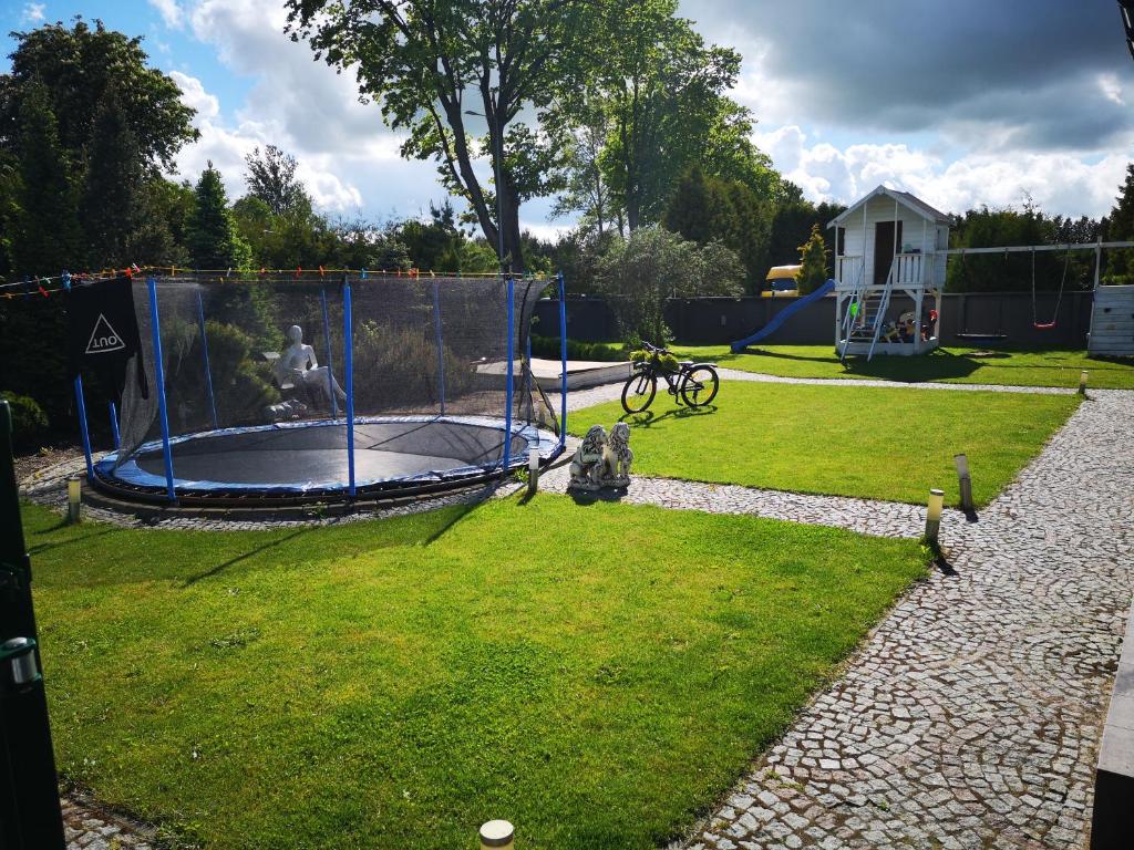 park z trampoliną w trawie w obiekcie Lumax w mieście Gryfice