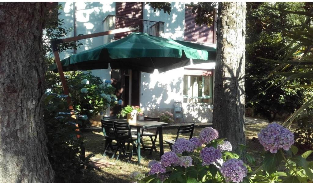 蒙特孔帕特里的住宿－Castelli Romani Montecompatri Apartment，院子里的桌椅和雨伞