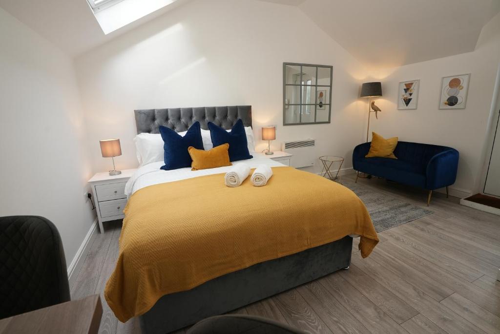 Postel nebo postele na pokoji v ubytování Cosy & Quiet - KING BED, Central, Smart TV