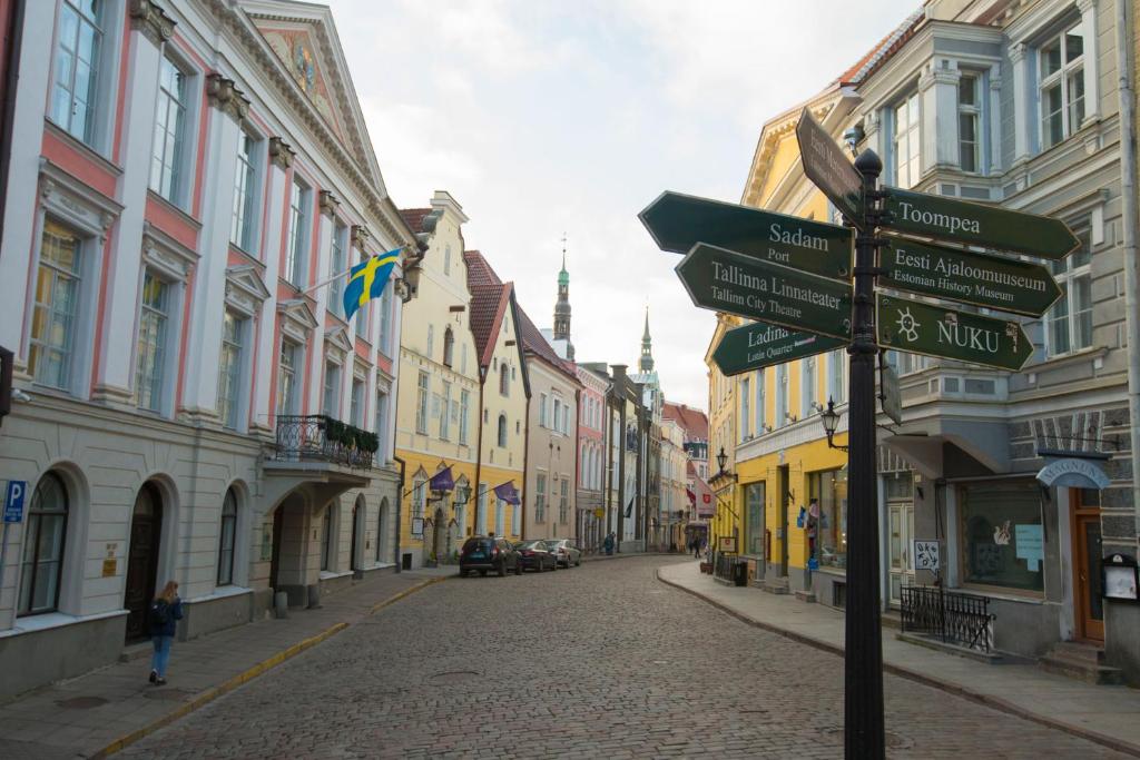 ein Straßenschild in der Mitte einer Straße mit Gebäuden in der Unterkunft Old Town Tallinn Luxury Residence in Tallinn