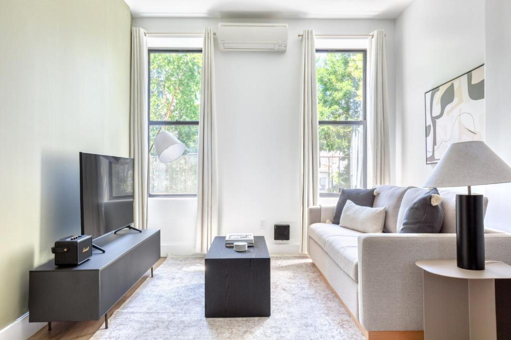 Zona de estar de Park Slope 2BR w WD nr Barclays Center NYC-908