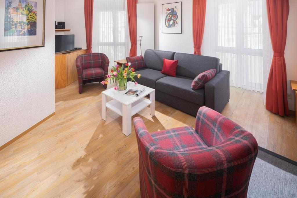 ein Wohnzimmer mit einem Sofa und 2 Stühlen in der Unterkunft Lüttji Dame 3 in Norderney