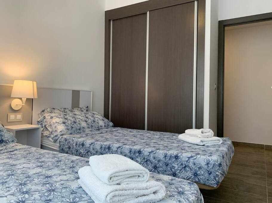 A bed or beds in a room at Apartamento de lujo en primera linea de playa
