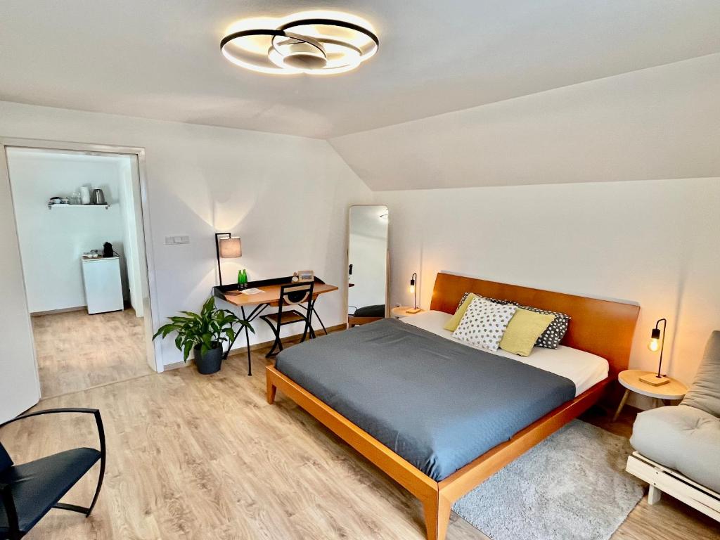 Łóżko lub łóżka w pokoju w obiekcie Apartmány Dlouhá