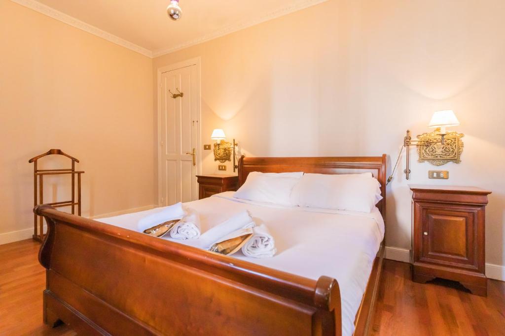 1 dormitorio con 1 cama con sábanas blancas y toallas en Neguri Acacias Apartment by Next Stop Bilbao, en Getxo