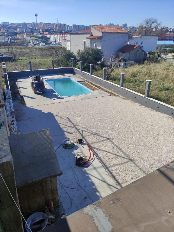 a swimming pool on top of a roof at Apartments Andrea in Solin