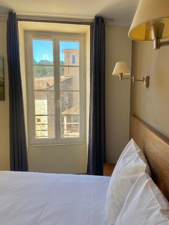 Posteľ alebo postele v izbe v ubytovaní Hôtel La Falaise