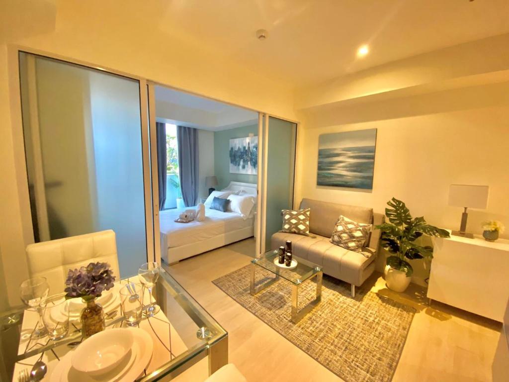 Modern Luxe 1BR Staycation w/ Balcony