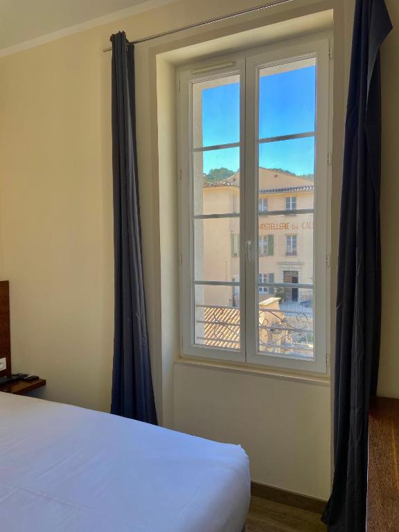 Posteľ alebo postele v izbe v ubytovaní Hôtel La Falaise