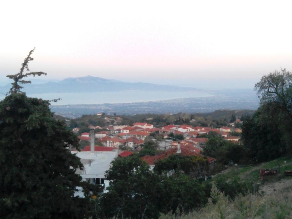 uitzicht op een stad met een berg op de achtergrond bij Sto Dimeiko in Krionérion