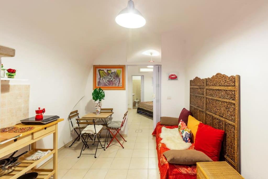 ein Wohnzimmer mit einem Sofa und einem Tisch in der Unterkunft Charming Old Town House in Bari