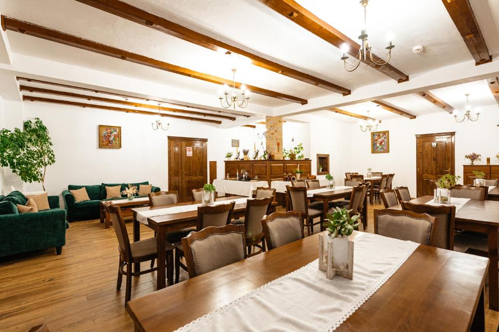 Restaurace v ubytování Pensiunea Popas in Apuseni