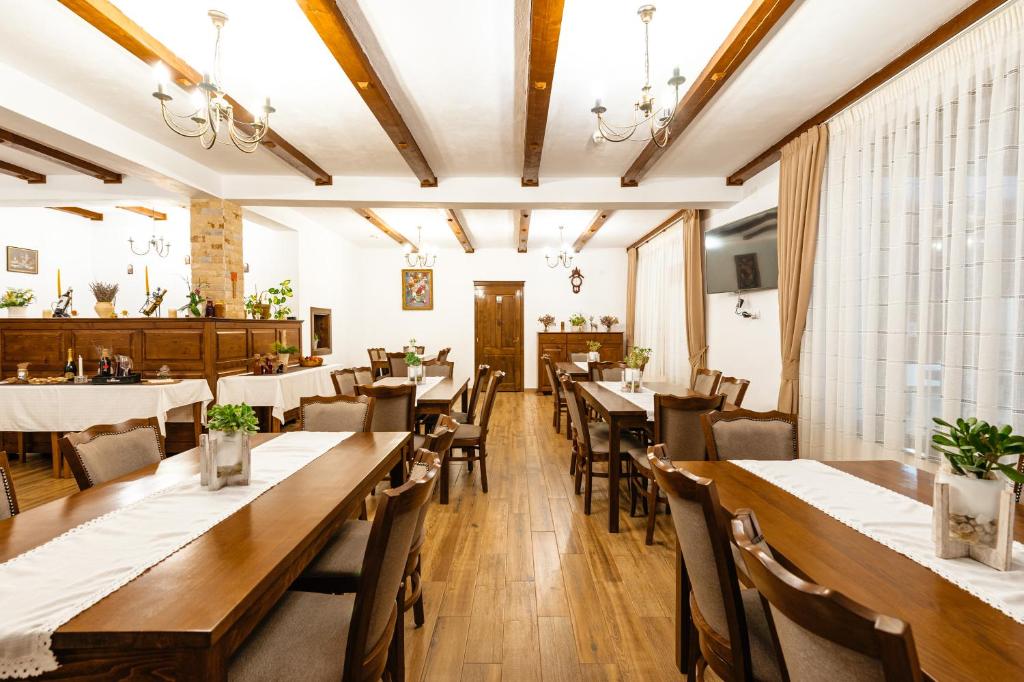 Restaurace v ubytování Pensiunea Popas in Apuseni