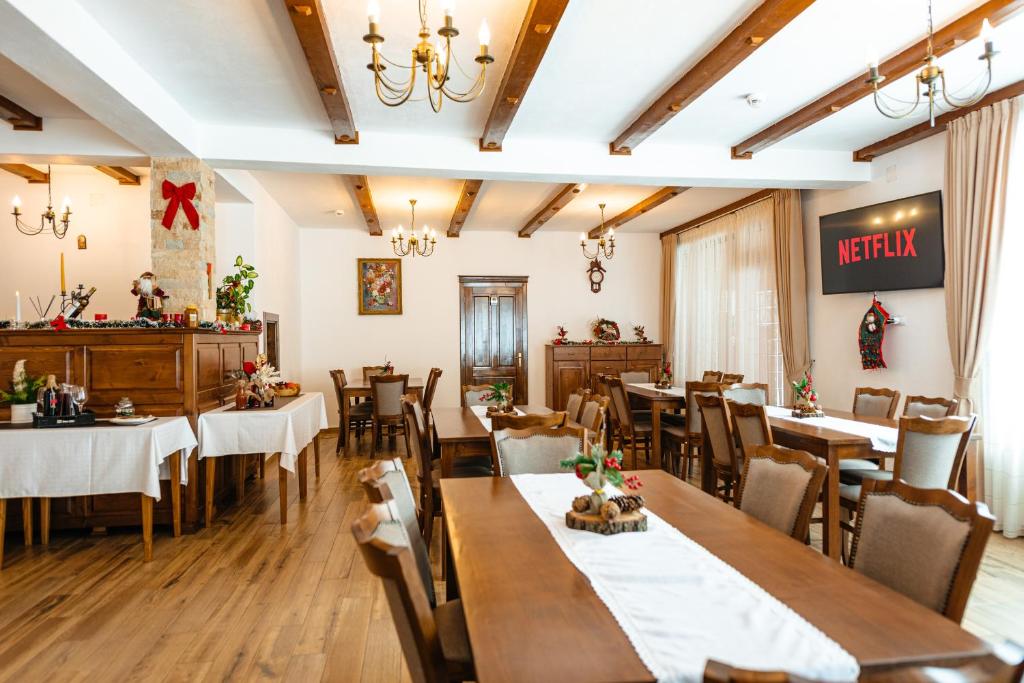 Restaurace v ubytování Pensiunea Popas in Apuseni