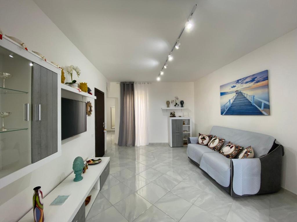 ein Wohnzimmer mit einem Sofa und einem TV in der Unterkunft Perla Diva Apartment in Palermo