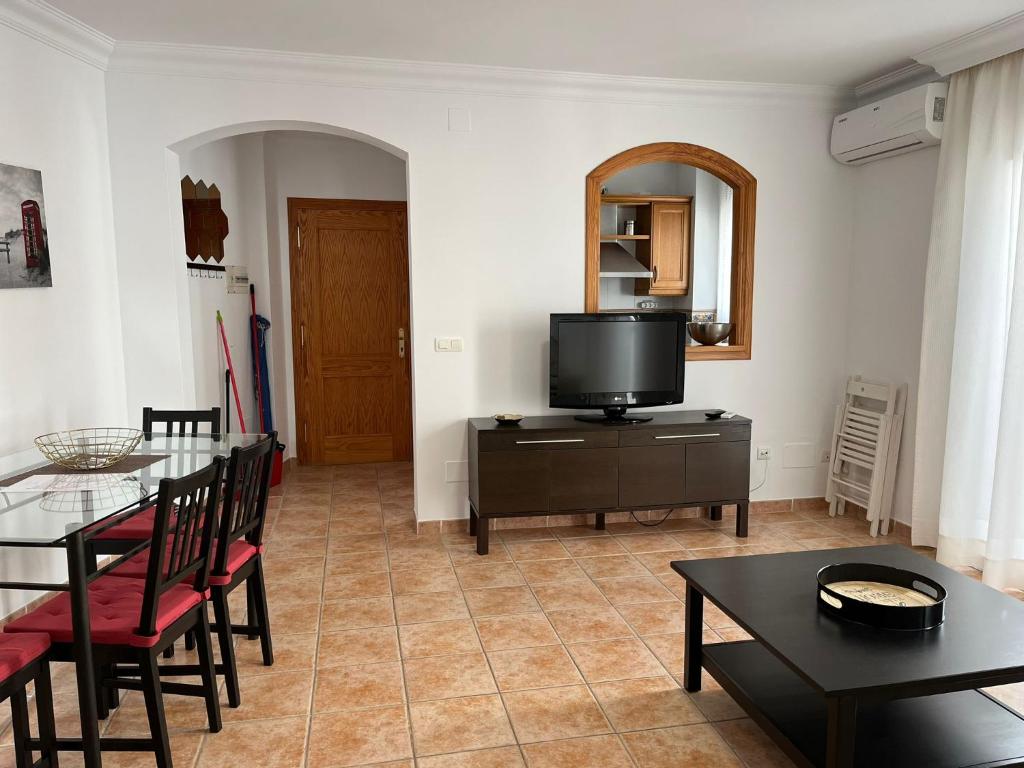 Televízia a/alebo spoločenská miestnosť v ubytovaní Apartamentos Jimmy 2