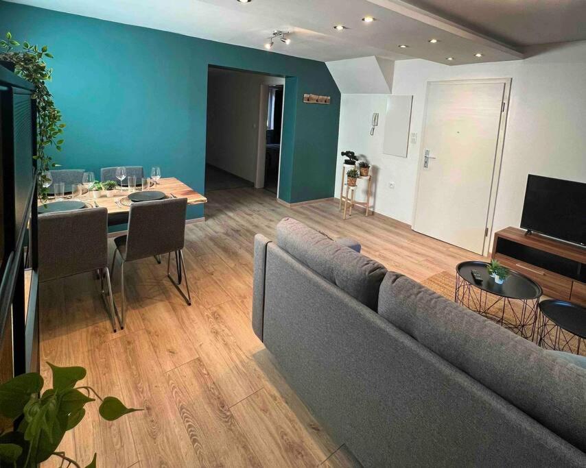 salon z kanapą i stołem w obiekcie Sur la route des vins entre Colmar et Strasbourg w mieście Scherwiller