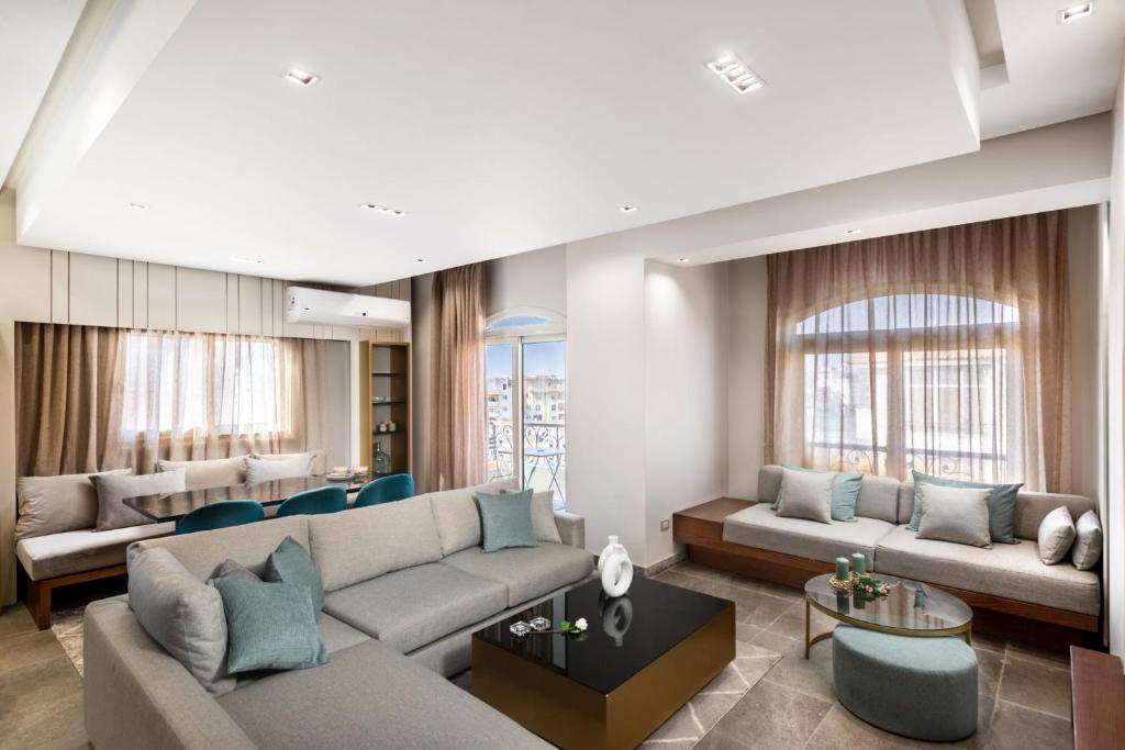 Χώρος καθιστικού στο The Sleek & Ritzy 2 BDR 15 min from CAI Airpt