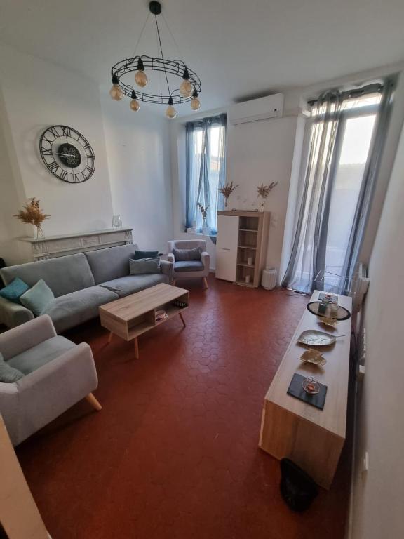 ein Wohnzimmer mit einem Sofa und einem Tisch in der Unterkunft L'Antre du Dragon in Marseille