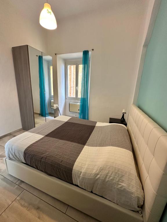インペリアにあるCasa al Prinoのベッドルーム1室(青いカーテン付きの大型ベッド1台付)