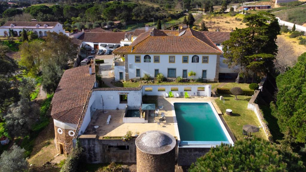 una vista aérea de una casa con piscina en Quinta de Santa Barbara by Heavens Sleepy, en Constância