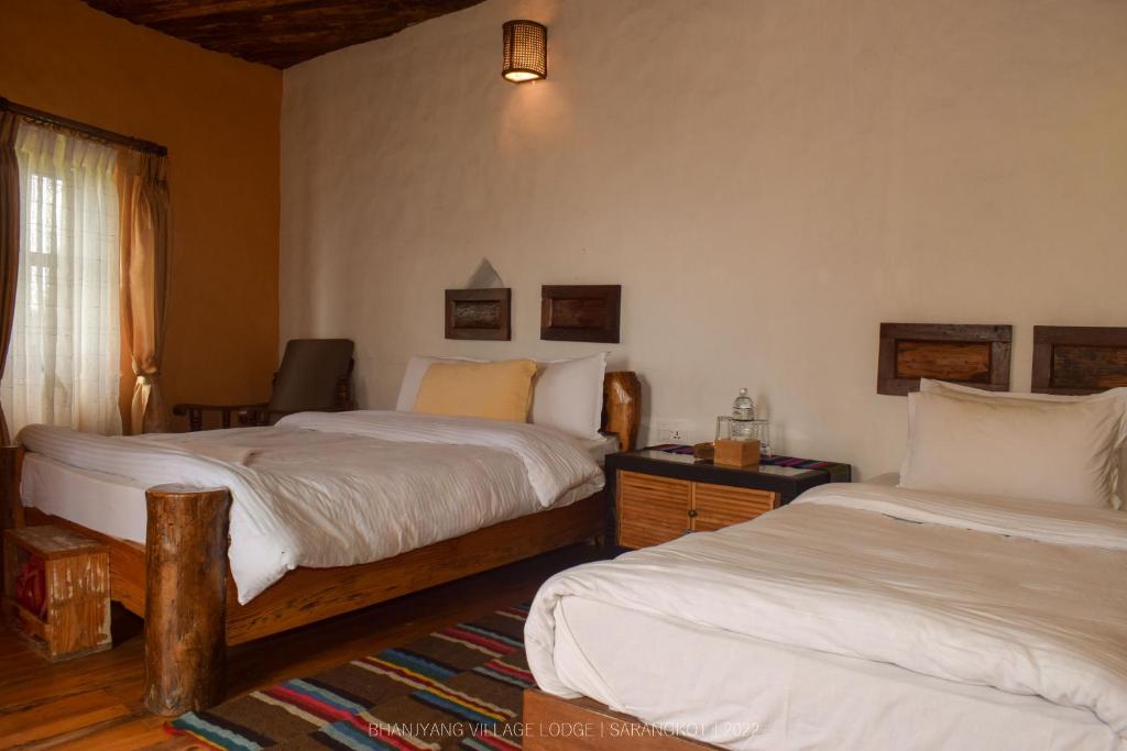 Rúm í herbergi á Bhanjyang Village Lodge