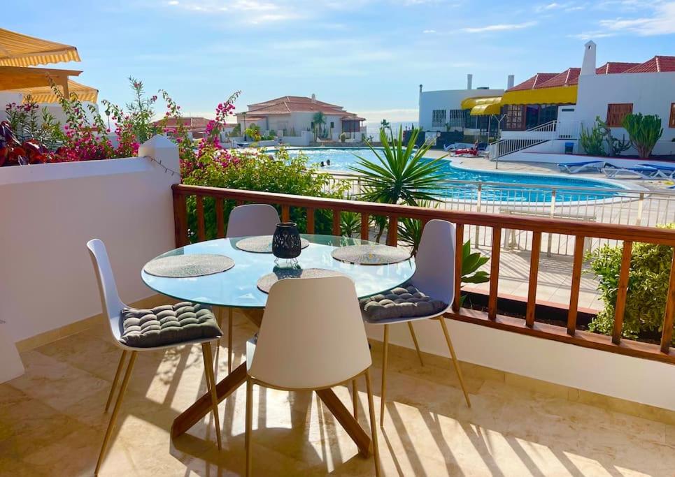 Pemandangan kolam renang di Stylish & Modern 1 bedroom suite on frontline of Playa del Duque atau berdekatan