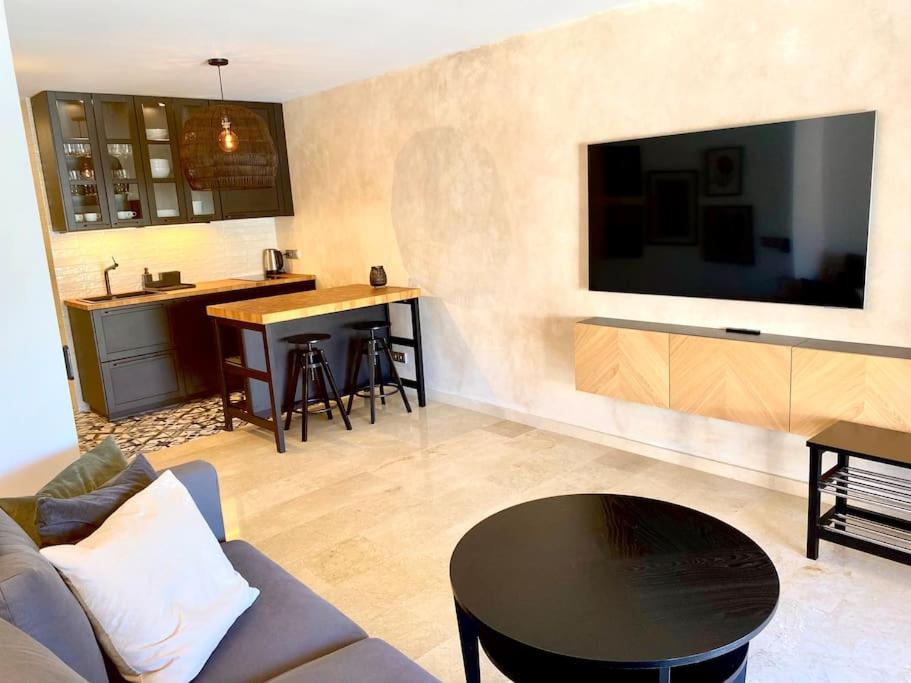 Fotografia z galérie ubytovania Stylish & Modern 1 bedroom suite on frontline of Playa del Duque v destinácii Adeje