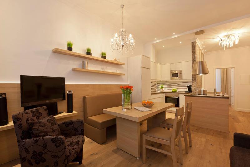 eine Küche und ein Wohnzimmer mit einem Tisch und Stühlen in der Unterkunft Villa Vie 1 in Norderney