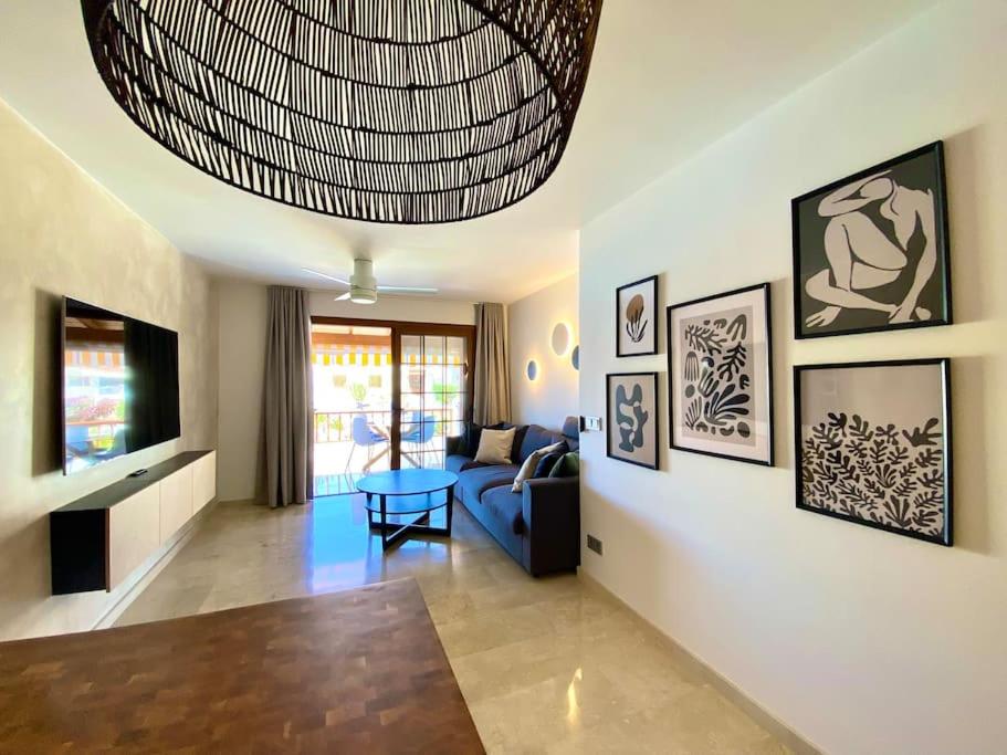 Fotografia z galérie ubytovania Stylish & Modern 1 bedroom suite on frontline of Playa del Duque v destinácii Adeje