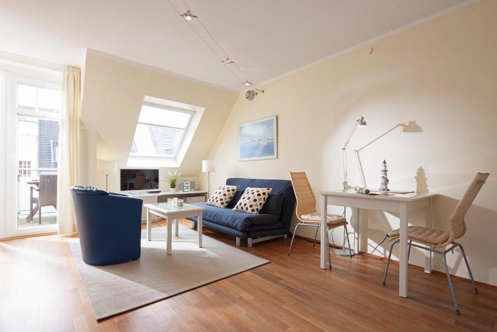 a living room with a couch and a table at Sonnenschein Bäckerstrasse in Norderney