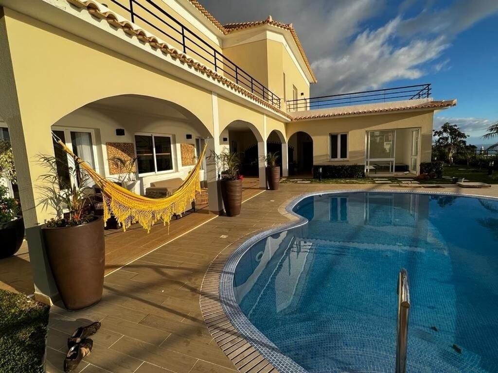 Bazén v ubytování Luxury villa with private heated pool, garden and views of the sea and mountains. nebo v jeho okolí