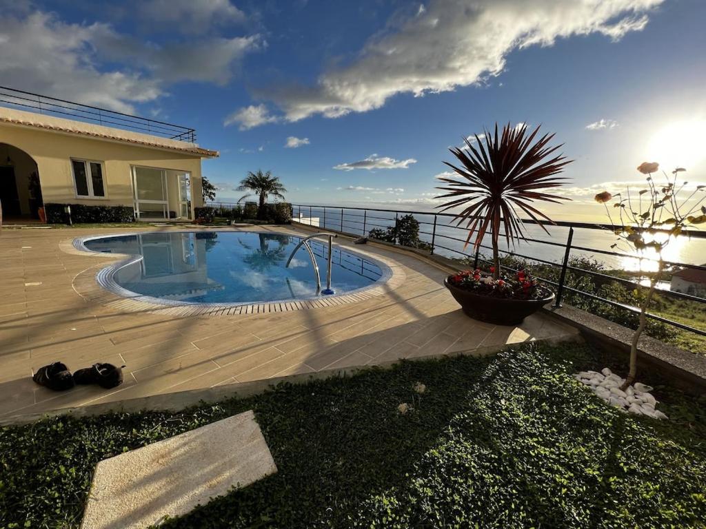 Bazén v ubytování Luxury villa with private heated pool, garden and views of the sea and mountains. nebo v jeho okolí