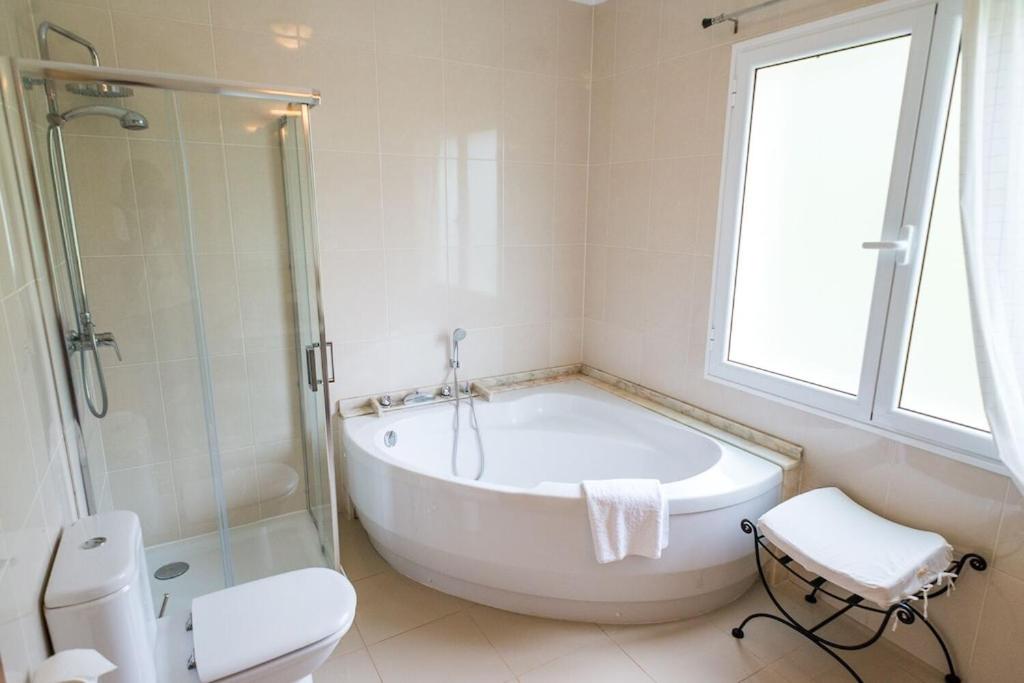 Koupelna v ubytování Luxury villa with private heated pool, garden and views of the sea and mountains.