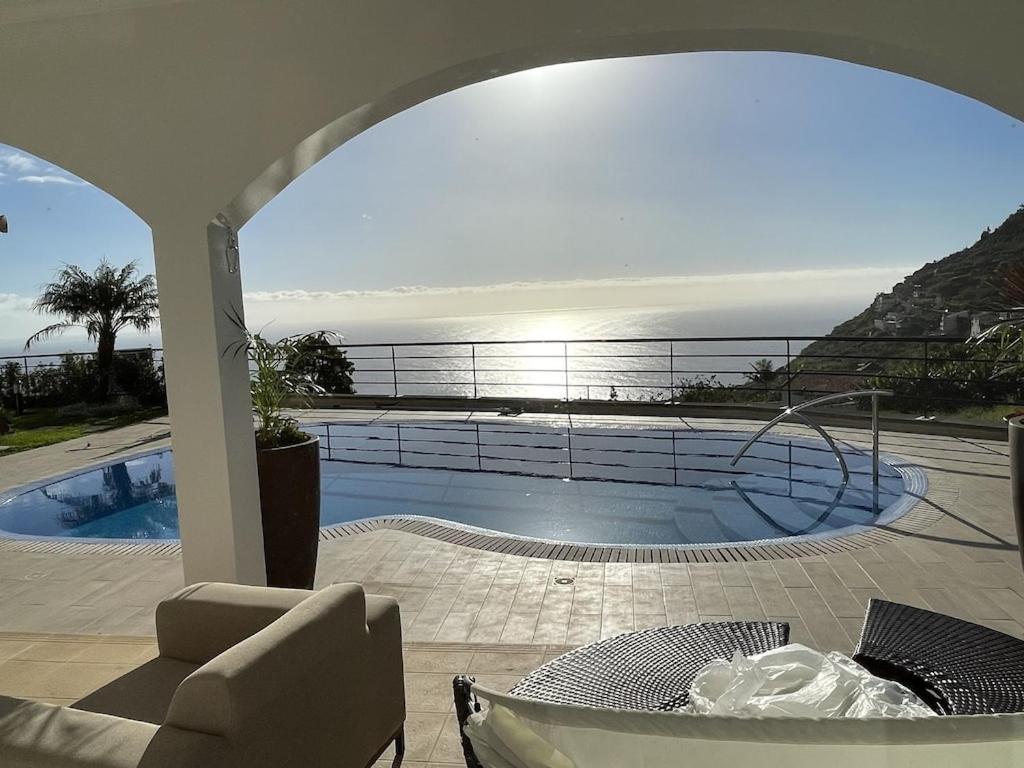 Bazén v ubytování Luxury villa with private heated pool, garden and views of the sea and mountains. nebo v jeho okolí