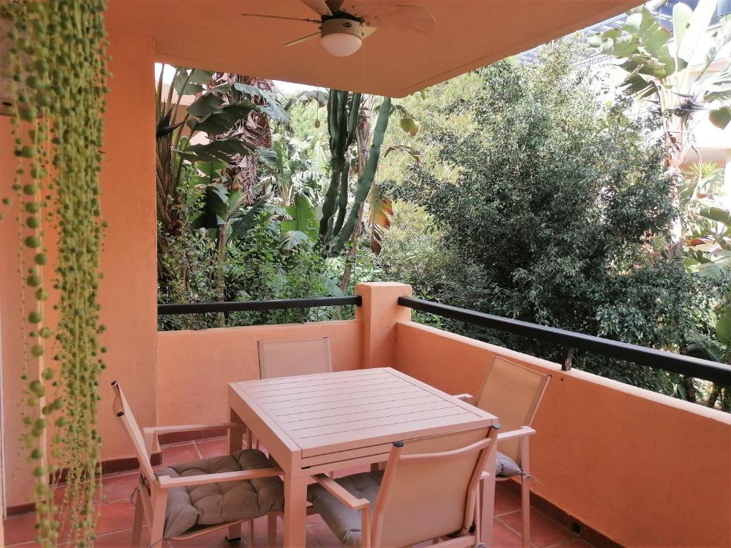 Balkón alebo terasa v ubytovaní Beach & Golf Design Apartment Marbella