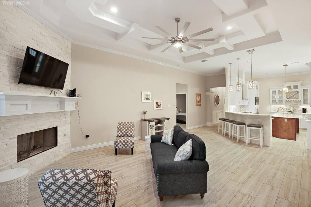 sala de estar con sofá y chimenea en Luxurious Coastal Retreat Brand New 4BR Home with Fast WiFi, 15 min to Beach!, en Corpus Christi