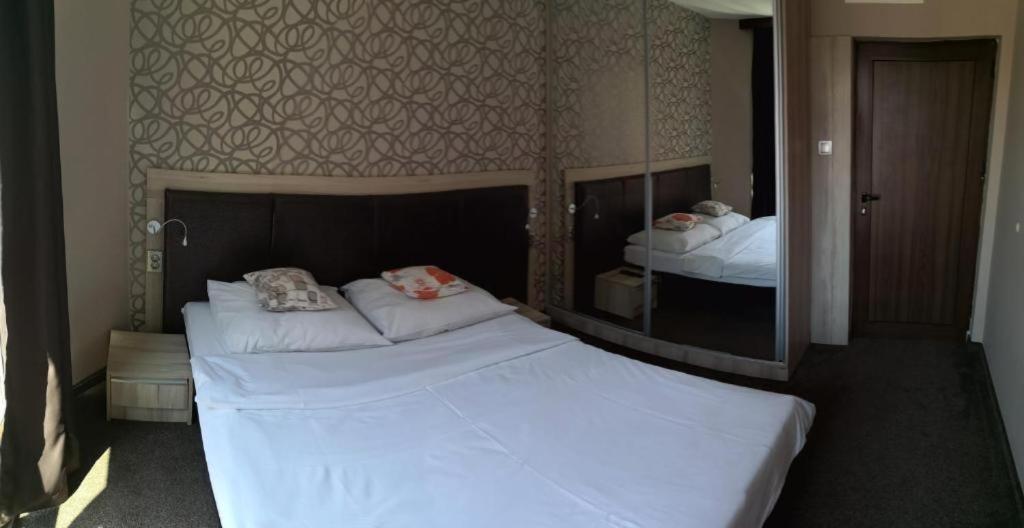 Postel nebo postele na pokoji v ubytování euroHOTEL Primorsko