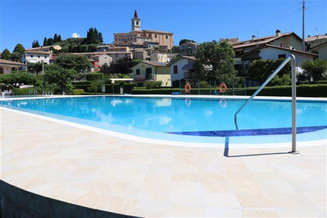 una grande piscina con corrimano in città di Residenza Palmira Bardolino a Calmasino