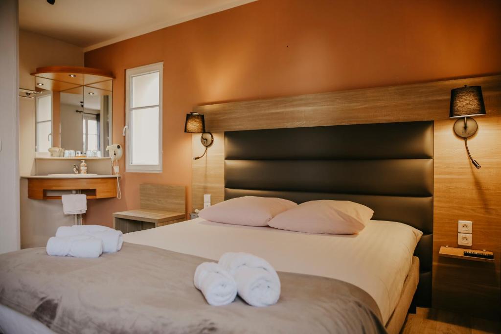 a bedroom with two beds with white towels on them at La Verrerie in Gaillac