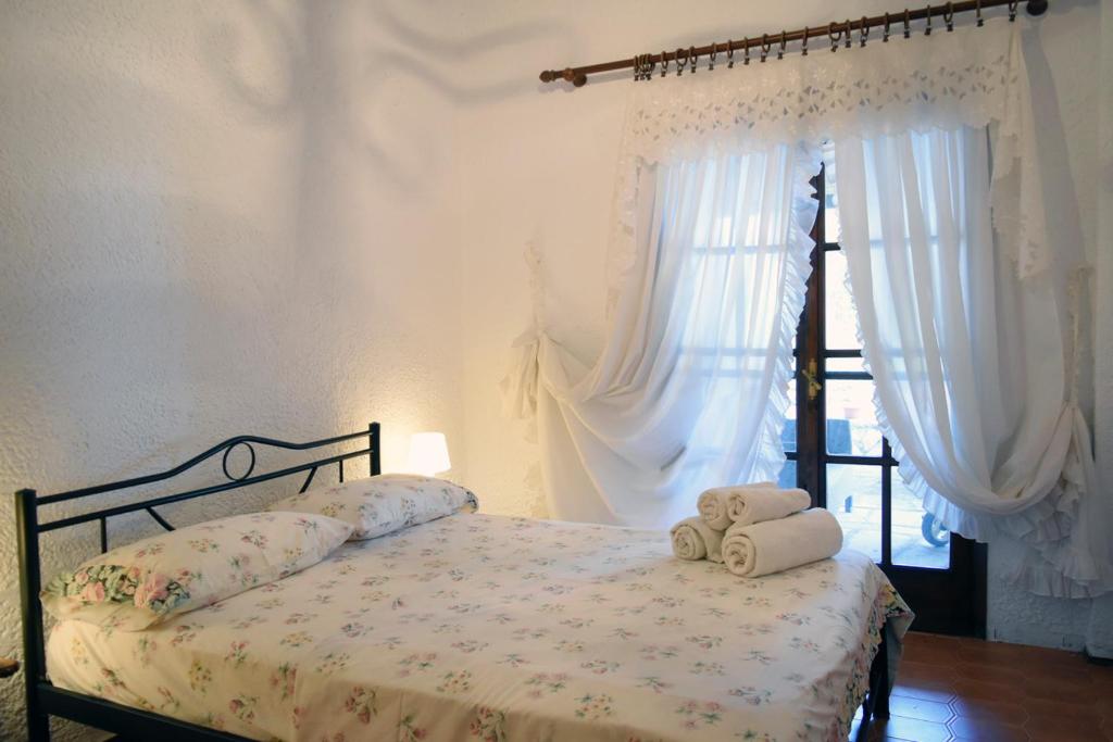 um quarto com uma cama com duas toalhas em Sani Garden House em Sani Beach